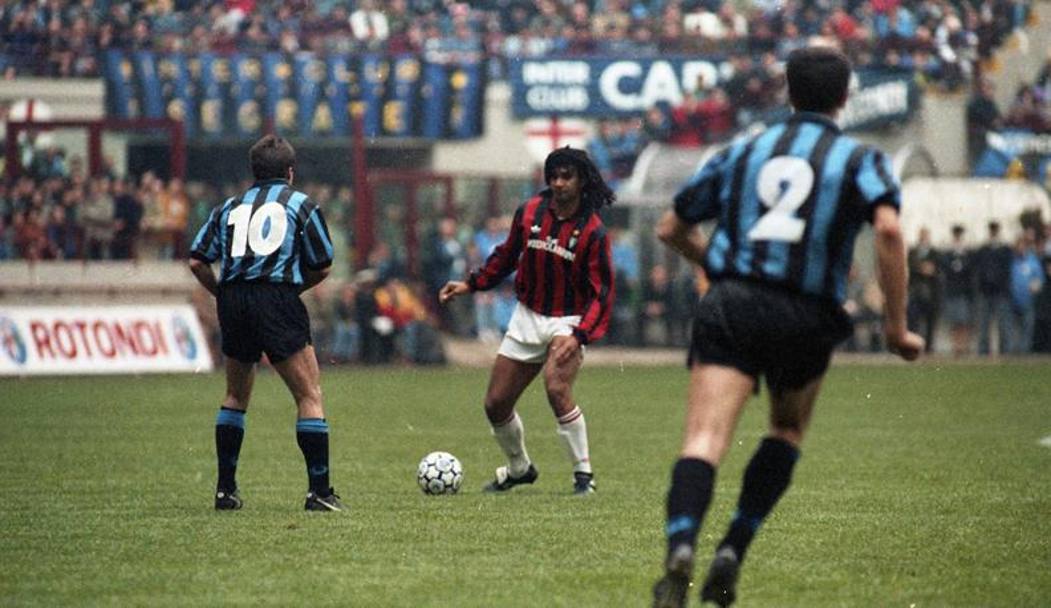 L&#39;attaccante olandese del Milan, Ruud Gullit, contrastato dal centrocampista tedesco dell&#39;Inter Lothar Herbert Matthus  durante il derby del 24 marzo 1991. Sulla destra Bergomi